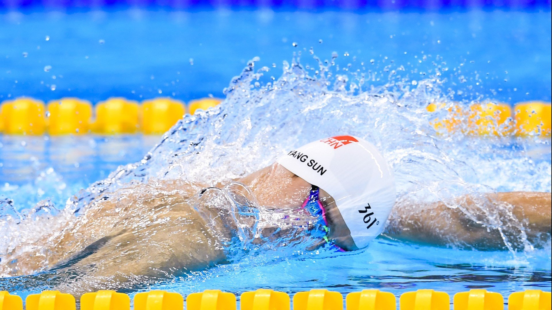 开云·体育全站登录地址-朱婷亮相校园被学生热情包围，朱婷上学